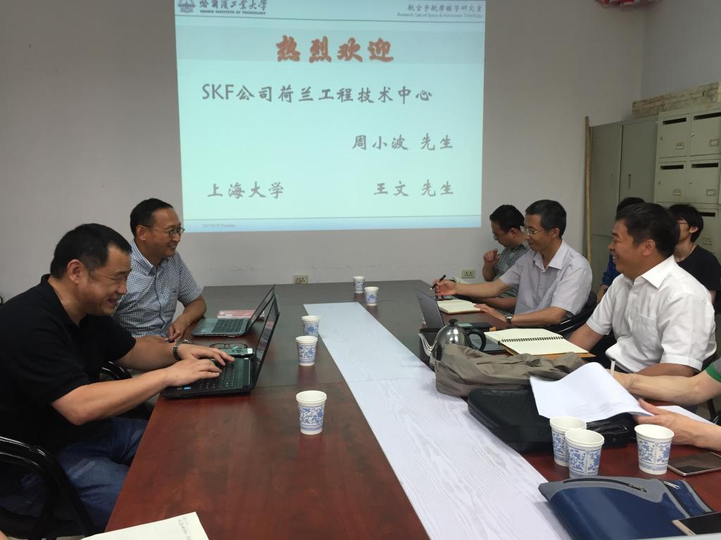 SKF公司和上海大学客人对实验室进行访问